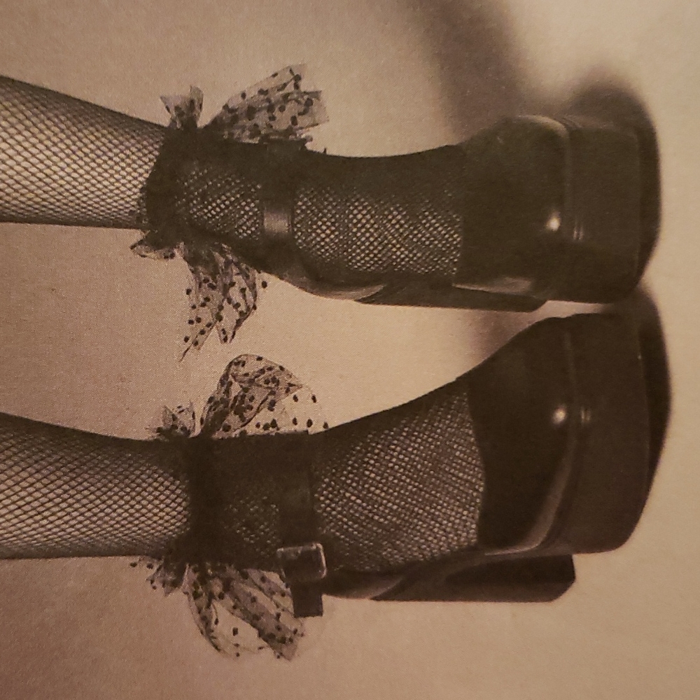 Kelsi Dagger clogs black in color